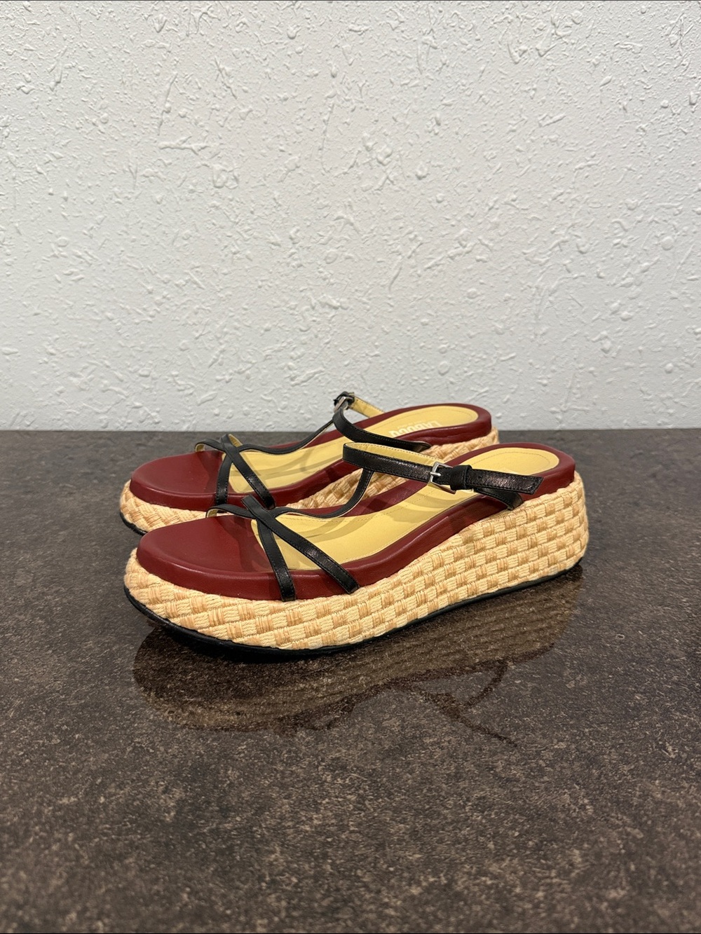 LABUCQ Leather T-Strap Sandals Size 39